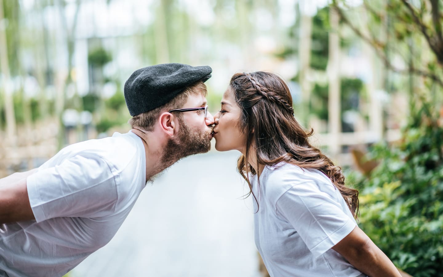 couple kissing