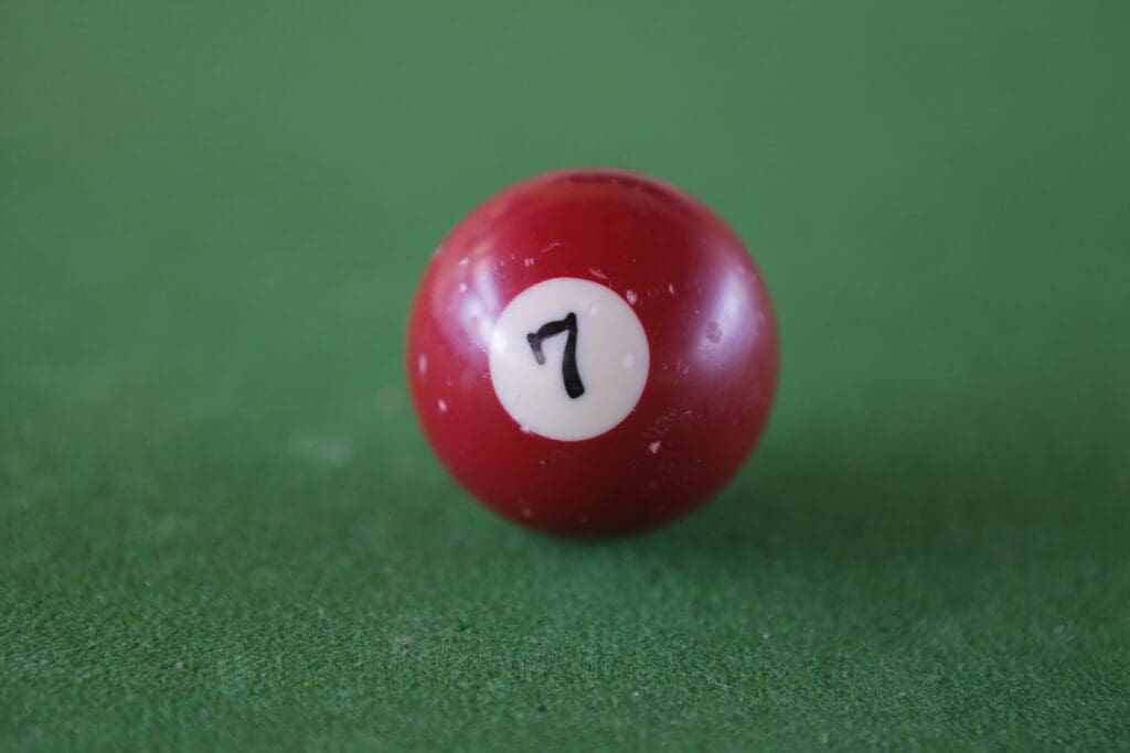 a pool ball with the number seven on it