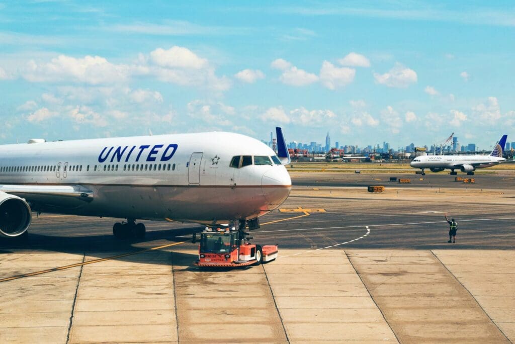 whgite United plane on park