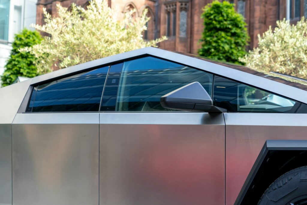 a car that is parked in front of a building