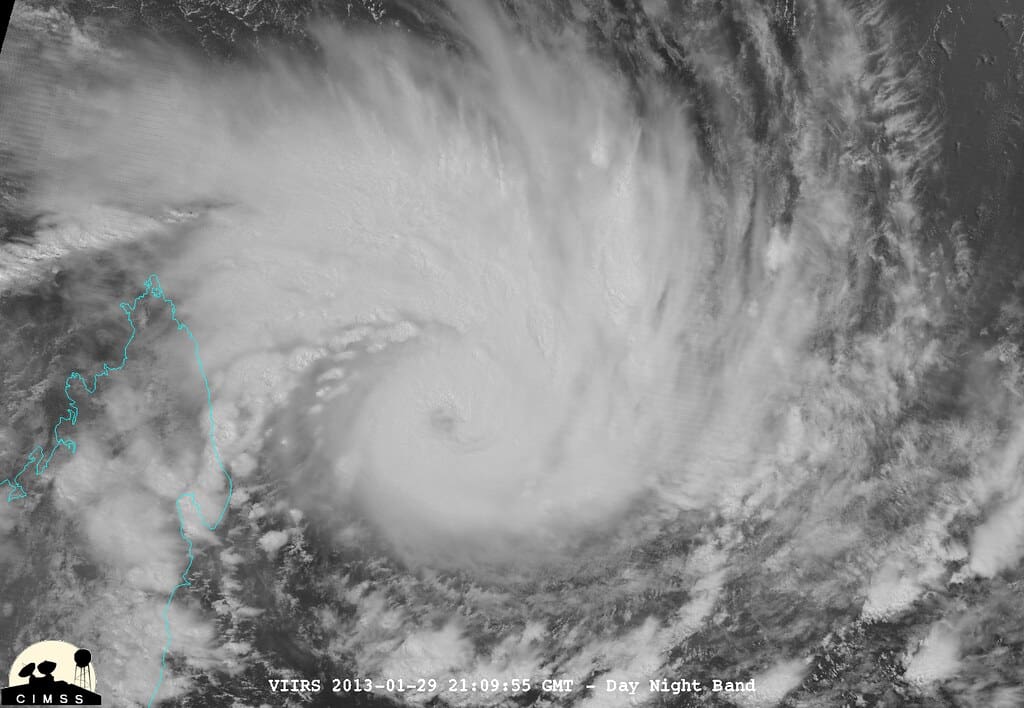 NASA-NOAA's Suomi NPP Satellite Captures Night-time Look at Cyclone Felleng