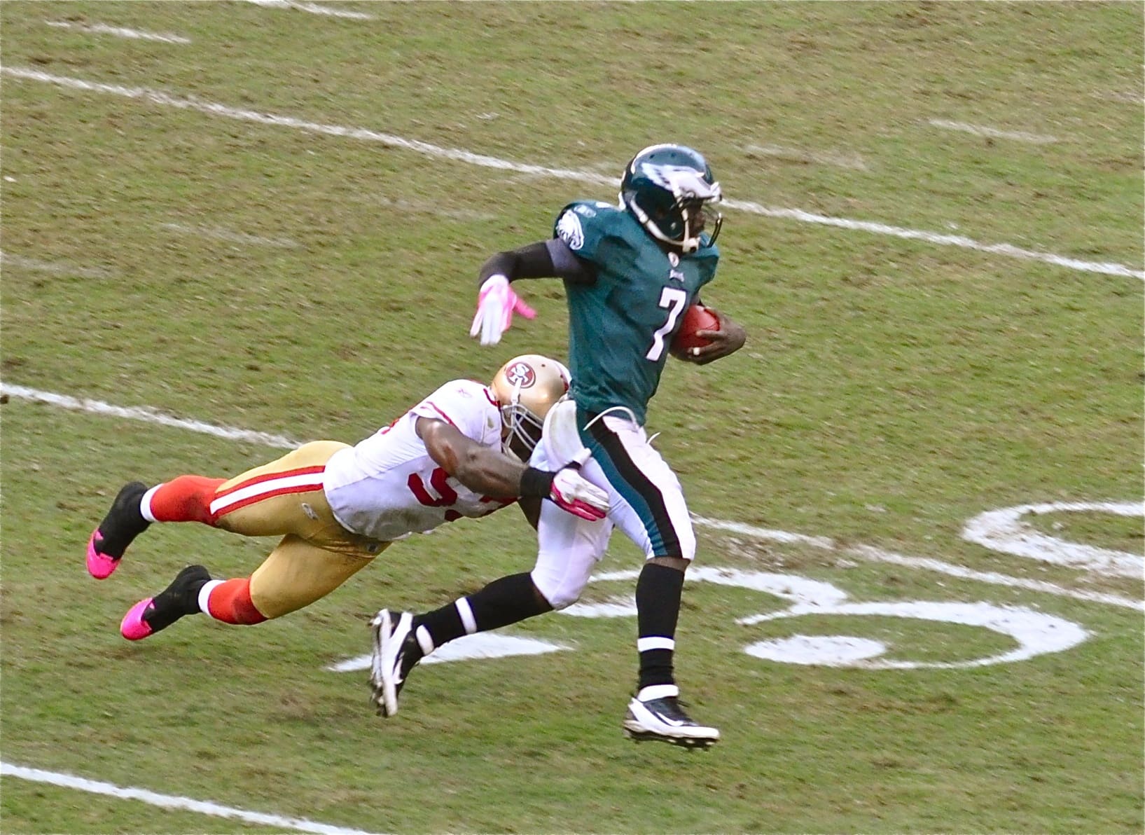 Michael Vick tries to evade tackle Eagles vs. 49ers