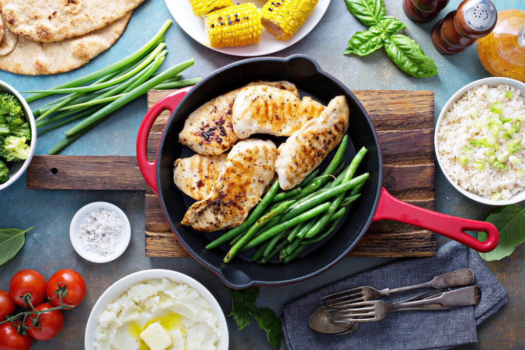 Grilled chicken with green beans in a skillet