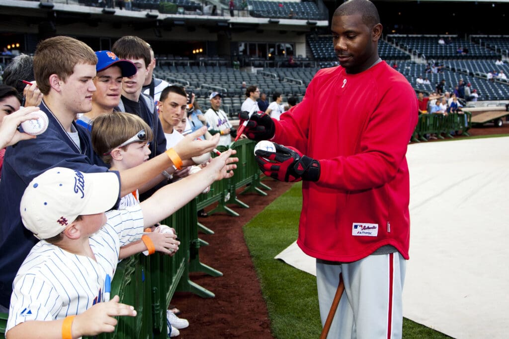 Ryan Howard signing fans baseball