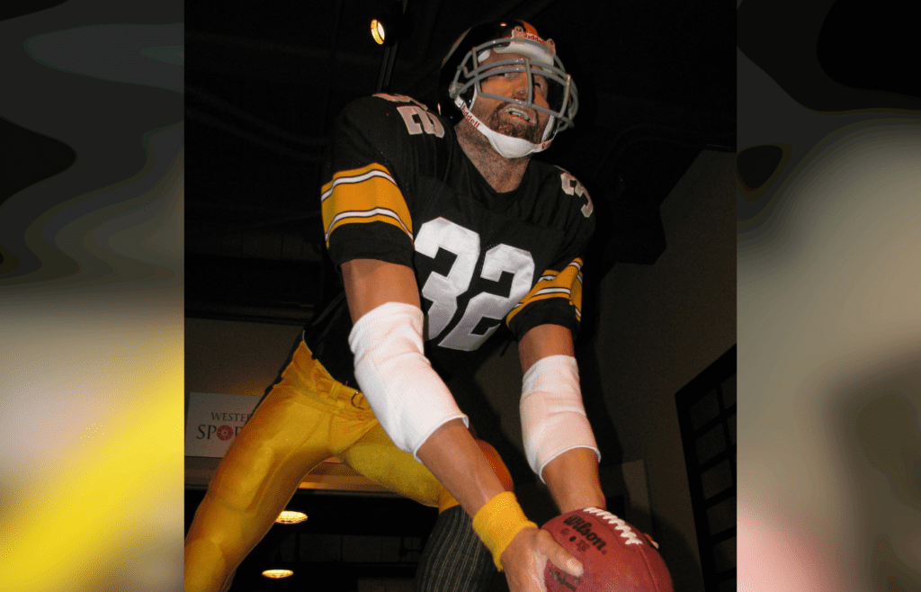 Statue of Harris making the "Immaculate Reception"