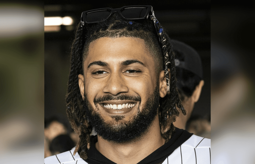 Fernando Tatís Jr. wear a glasses and smiling
