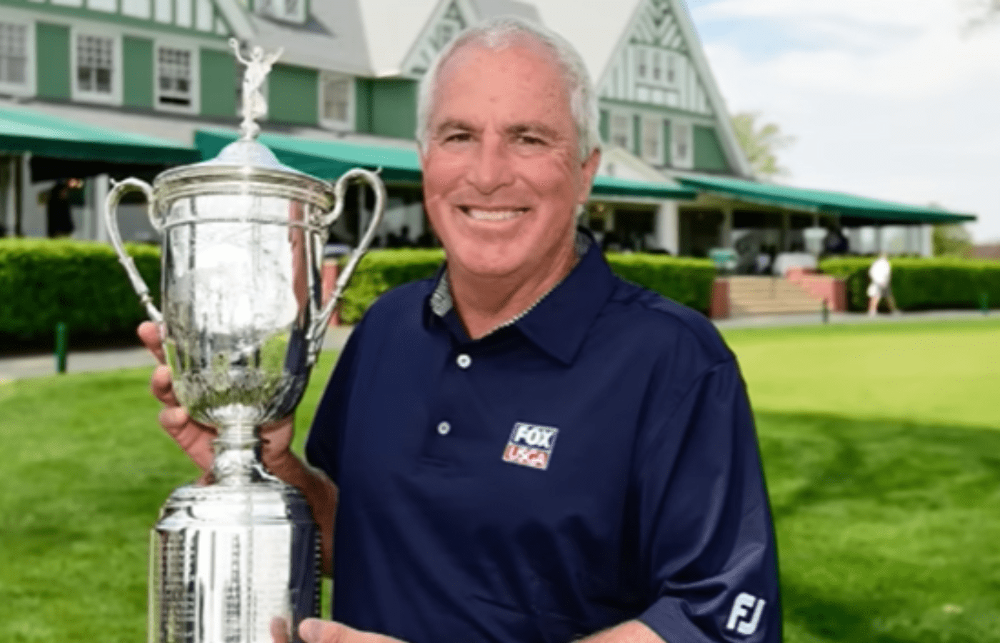 Curtis Strange smiles, holding trophy