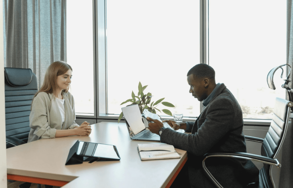 Supervisor questioning female worker about her tasks