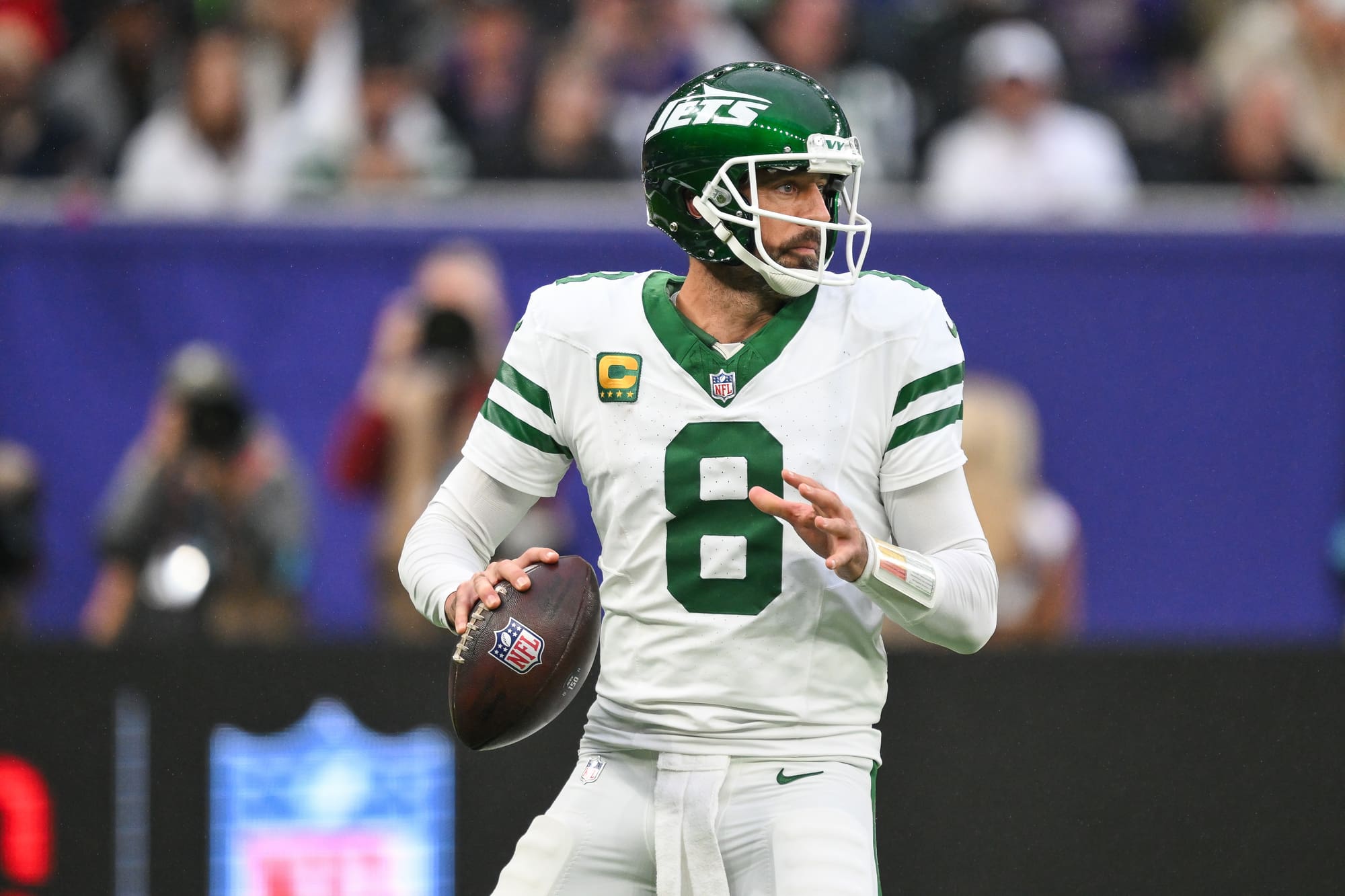 Aaron Rodgers of the New York Jets prepares to pass the ball during the Week 5 match New York Jets vs Minnesota Vikings at Tottenham Hotspur Stadium, London, United Kingdom, 6th October 2024