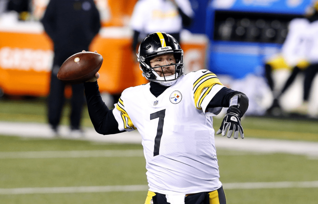 Dec 21, 2020; Cincinnati, Ohio, USA; Pittsburgh Steelers quarterback Ben Roethlisberger (7) throws on the run during the third quarter against the Cincinnati Bengals at Paul Brown Stadium. Mandatory Credit: Joseph Maiorana-Imagn Images