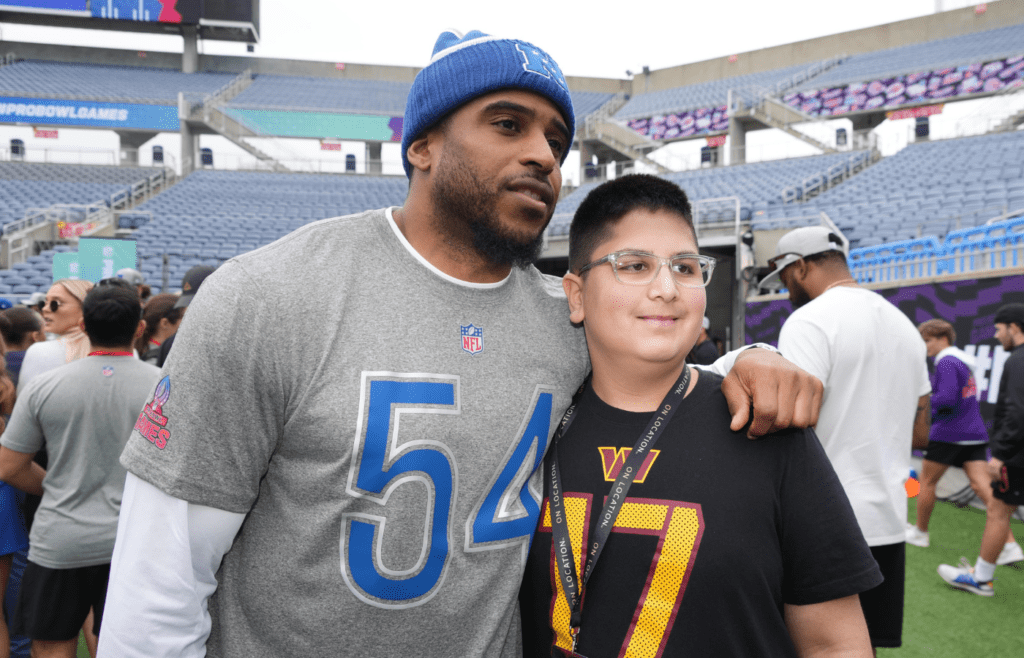 Feb 1, 2025; Orlando, FL, USA; Washington Commanders linebacker Bobby Wagner poses with fan during NFC Practice for the Pro Bowl Games at Camping World Stadium. Mandatory Credit: Kirby Lee-Imagn Images