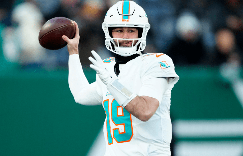Miami Dolphins quarterback Tua Tagovailoa (19) gets ready to throw the ball before the game, Sunday January 5, 2025, in East Rutherford