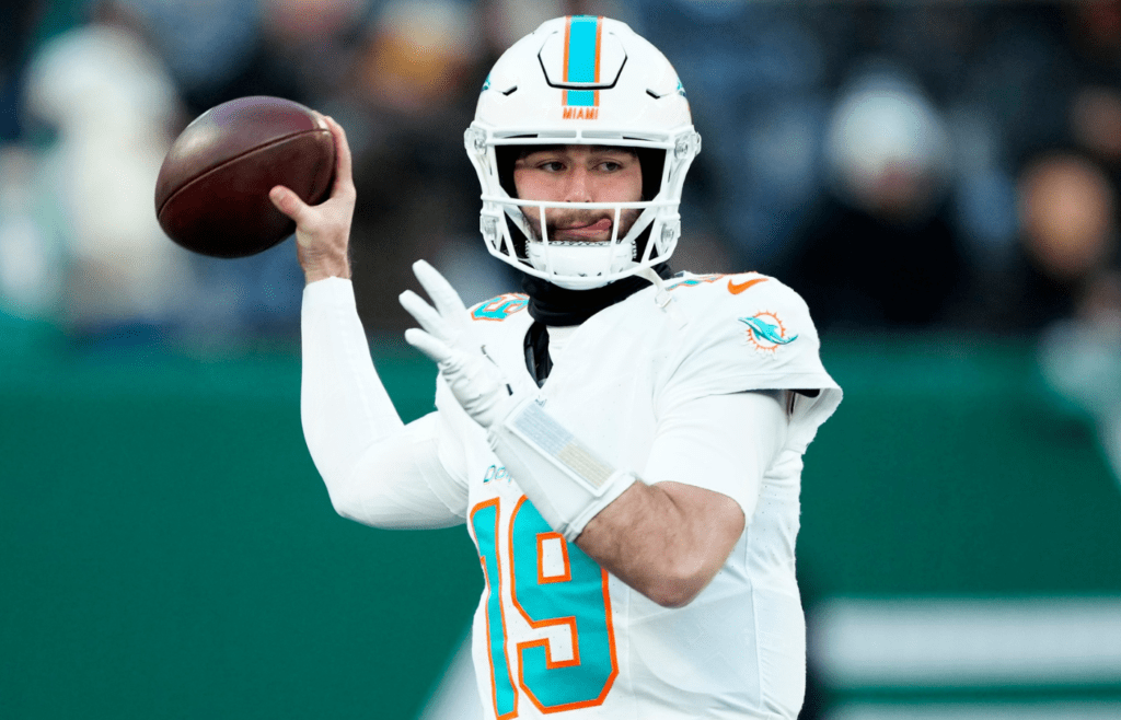 Miami Dolphins quarterback Tua Tagovailoa (19) gets ready to throw the ball before the game, Sunday January 5, 2025, in East Rutherford.
