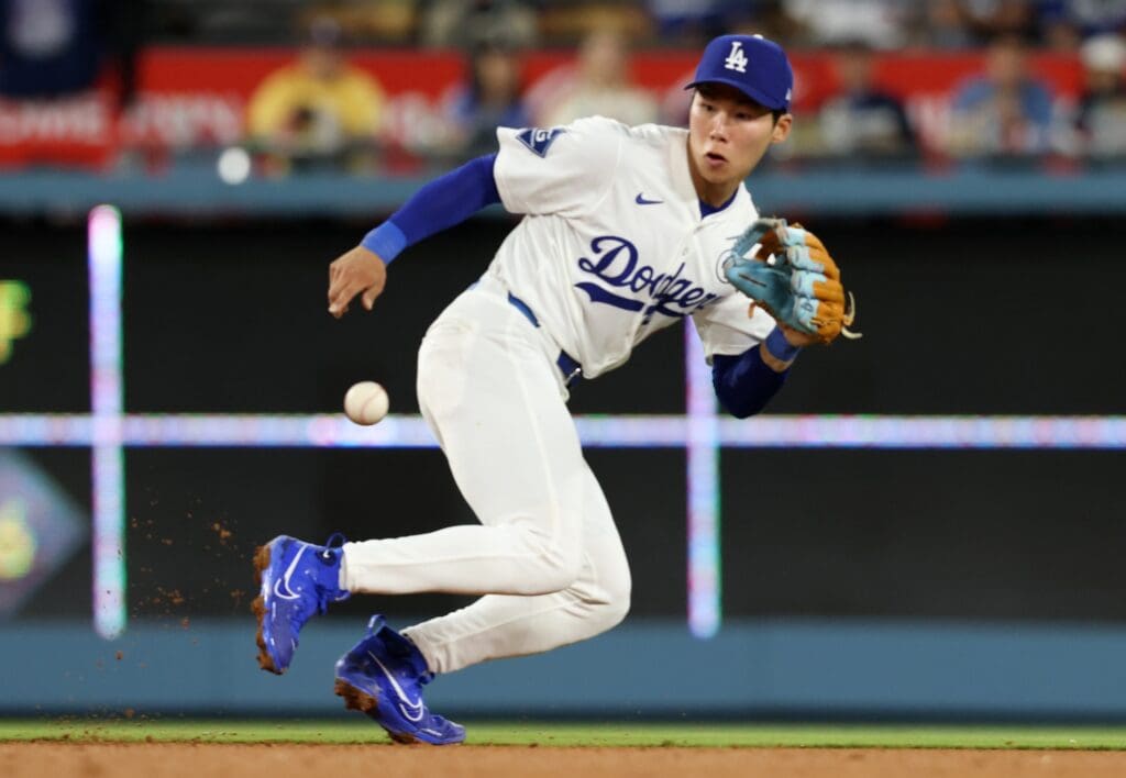 Jun 2, 2025; Los Angeles, California, USA; Los Angeles Dodgers second baseman Hyeseong Kim (6) attempts to field a ground ball during the sixth inning against the New York Mets at Dodger Stadium. Mandatory Credit: Jason Parkhurst-Imagn Images