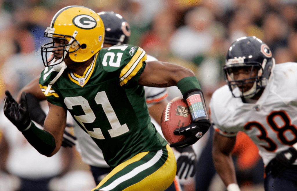 Green Bay Packers cornerback Charles Woodson returns a punt 12 yards during the fourth quarter of their game against the Chicago Bears Sunday, September 10, 2006 at Lambeau Field in Green Bay, Wis. (MARK HOFFMAN/MHOFFMAN@JOURNALSENTINEL.COM)