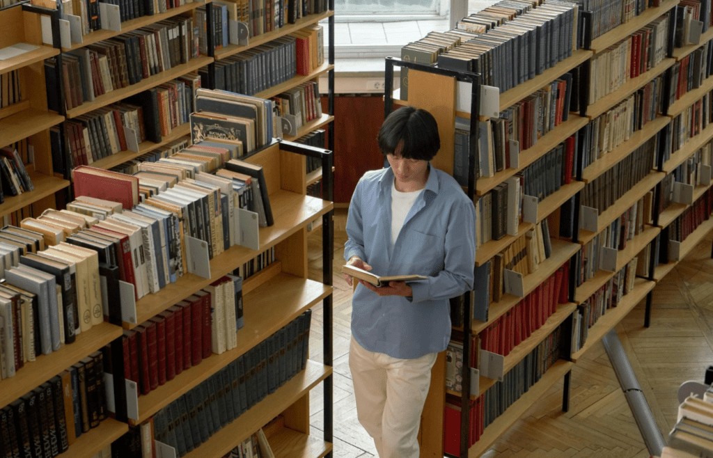 A student reading a social sciences textbook