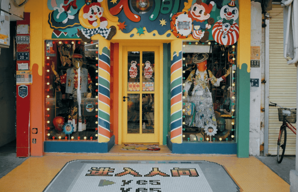 The iconic giant piano and toy soldiers at the store entrance