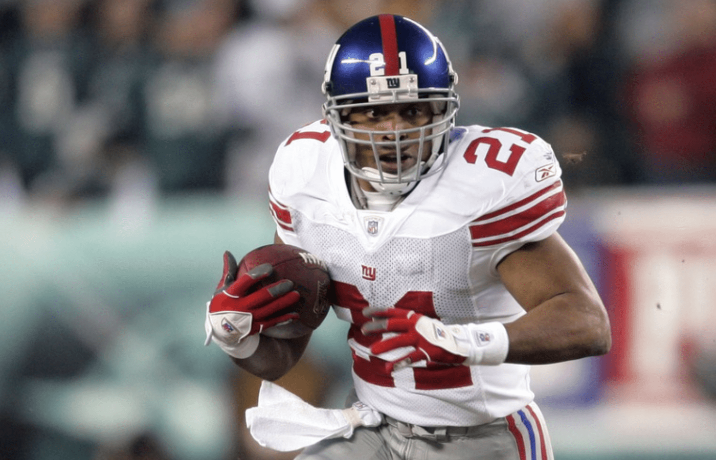 Jan 7, 2007; Philadelphia, PA, USA; New York Giants running back (21) Tiki Barber carries the ball against the Philadelphia Eagles in the first quarter of the NFC Wild Card Playoff game at Lincoln Financial Field in Philadelphia, PA. The Philadelphia Eagles defeated the New York Giants 23-20 in what was reported to be Tiki Barber's last NFL game. Mandatory Credit: James Lang-Imagn Images Copyright © James Lang