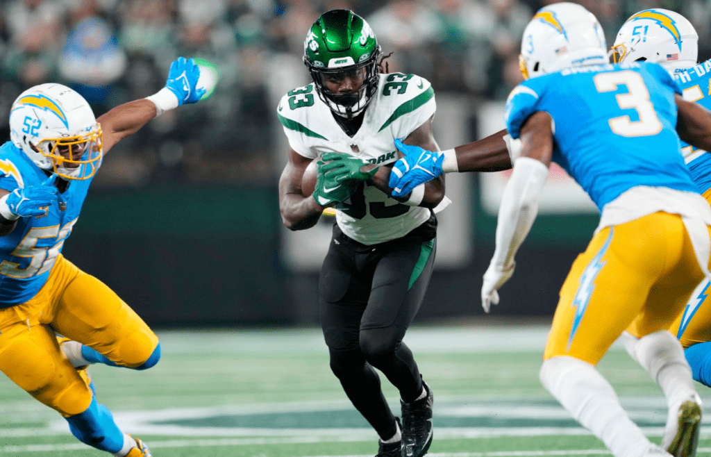 New York, NY, US; New York Jets running back Dalvin Cook (33) runs the ball against the Los Angeles Chargers defense, at MetLife Stadium, Monday, November 6, 2023