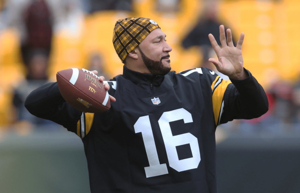 Oct 28, 2018; Pittsburgh, PA, USA; Pittsburgh Steelers former quarterback Charlie Batch plays catch with area youth as part of the NFL \"Play 60\" initiative before the Pittsburgh Steelers host the Cleveland Browns at Heinz Field. Pittsburgh won 33-18. Mandatory Credit: Charles LeClaire-Imagn Images