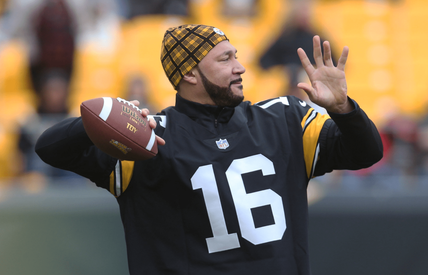 Oct 28, 2018; Pittsburgh, PA, USA; Pittsburgh Steelers former quarterback Charlie Batch plays catch with area youth as part of the NFL \"Play 60\" initiative before the Pittsburgh Steelers host the Cleveland Browns at Heinz Field. Pittsburgh won 33-18. Mandatory Credit: Charles LeClaire-Imagn Images