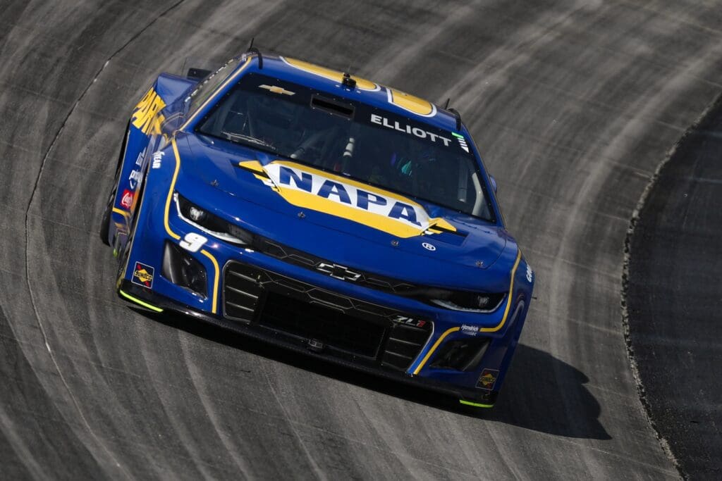 Jul 20, 2025; Dover, Delaware, USA; NASCAR Cup Series driver Chase Elliott (9) races during the Autotrader EchoPark Automotive 400 at Dover Motor Speedway. Mandatory Credit: Matthew O'Haren-Imagn Images