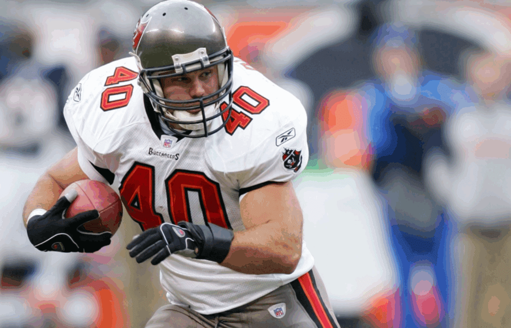 Dec 17, 2006; Chicago, IL, USA; Tampa Bay Buccaneers fullback (40) Mike Alstott carries the football during the 3rd quarter at Soldier Field in Chicago, IL. The Bears won 34-31 in overtime. Mandatory Credit: Jerry Lai-Imagn Images Copyright © 2006 Jerry Lai