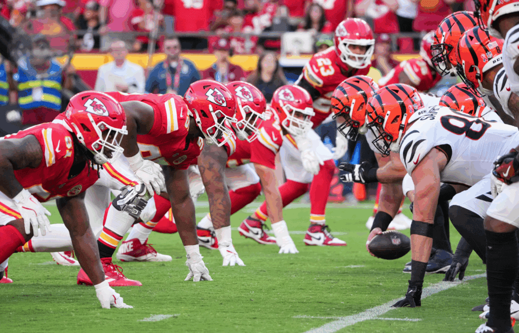 A general view of the teams on the line of scrimmage during the game between the Kansas City Chiefs and Cincinnati Bengals