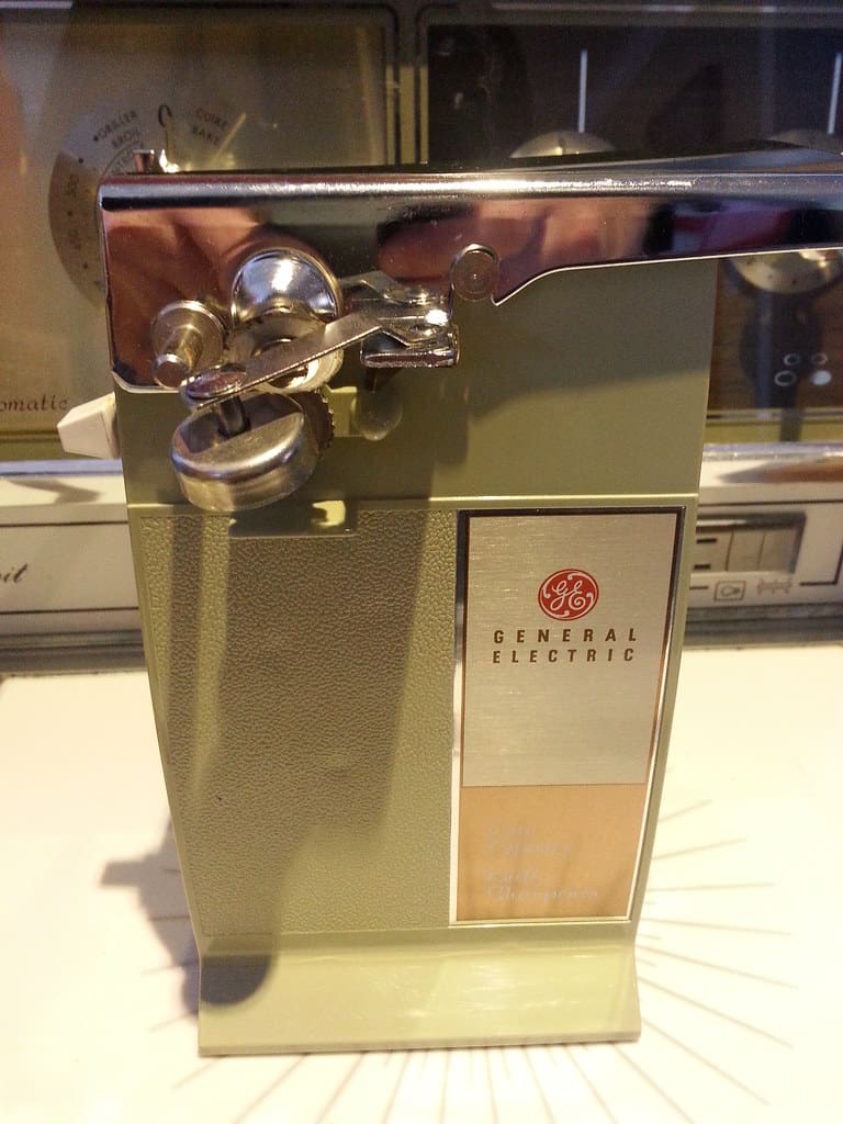 General Electric EC25 - Electric Can Opener in Avocado.